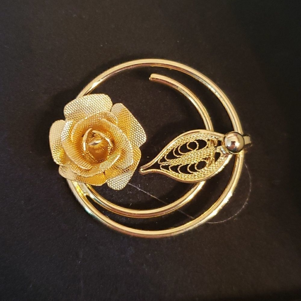 Vintage Signed Sarah Coventry Goldtone Rose Circle Brooch - "Promise"